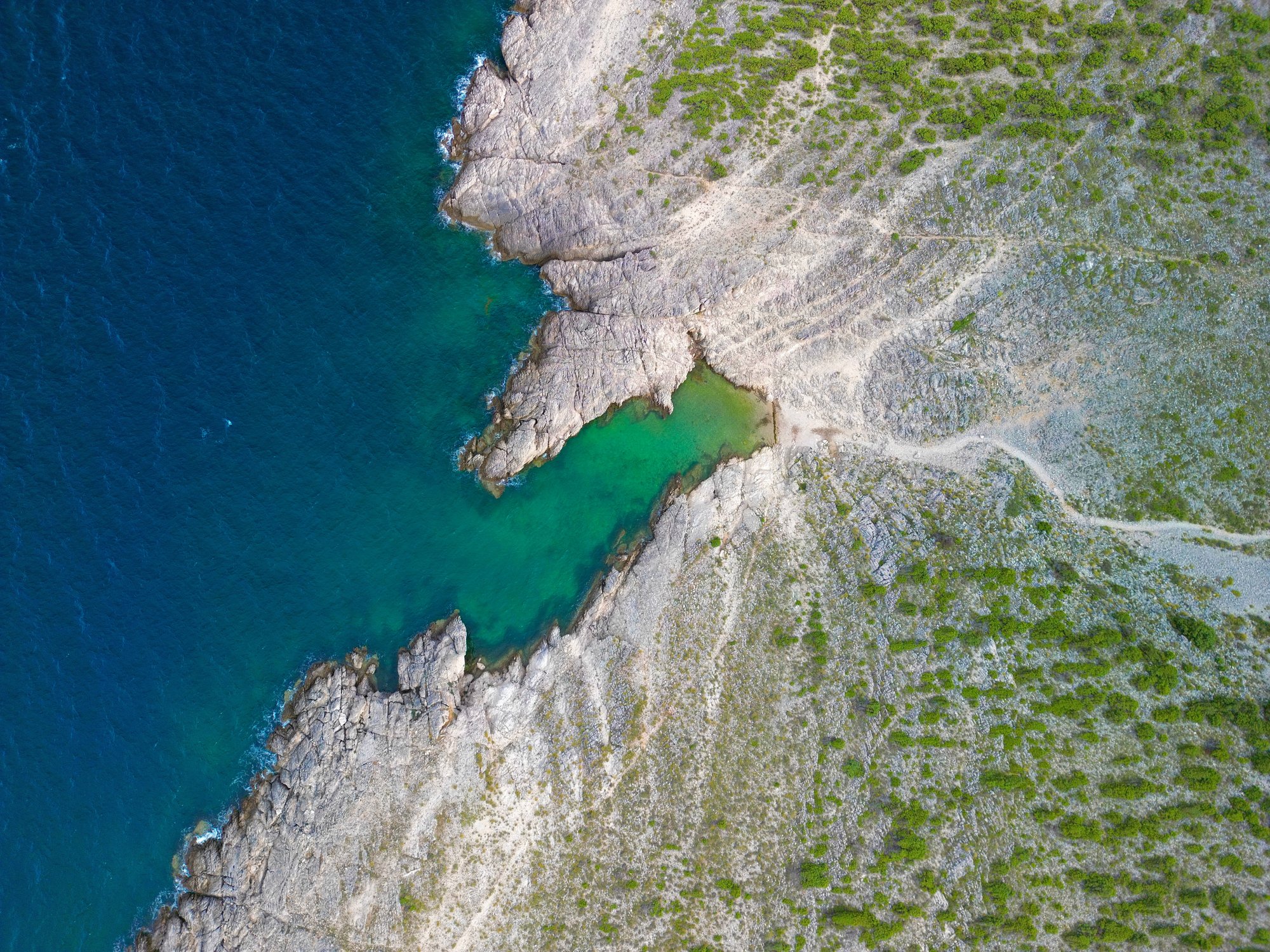 Pogled iz zraka na skrivenu uvalu i stijene
