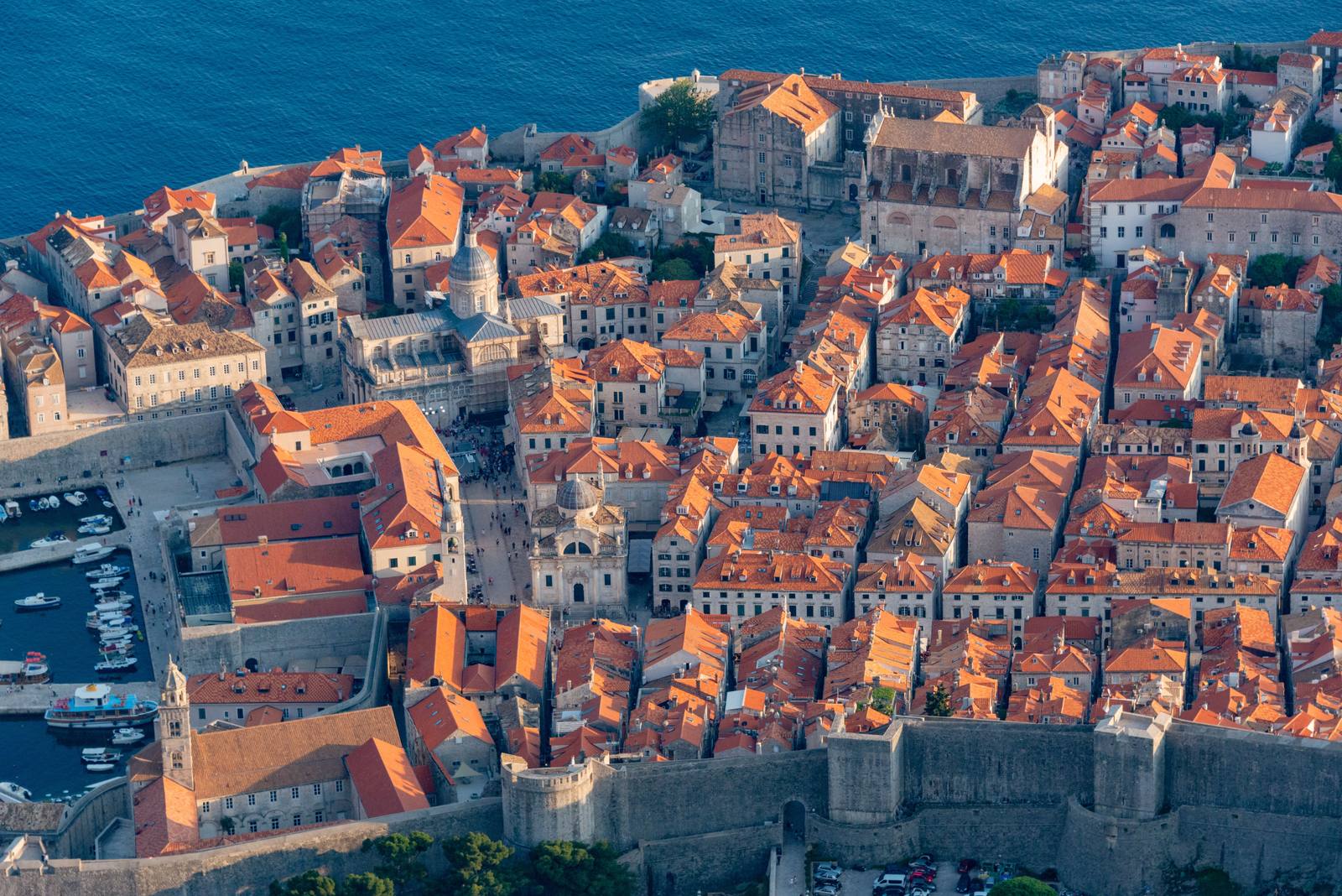 Stari grad Dubrovnik i luka s mora
